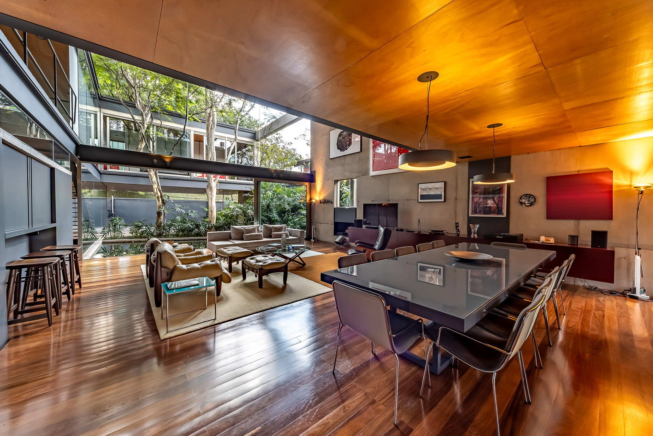  Contemporary home with open layout and outdoor living surrounded by greenery - 物件實景