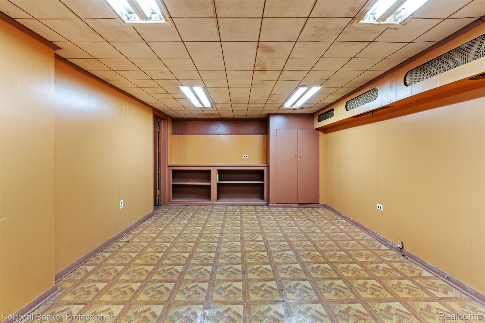 Detroit, Michigan, 48221, United States, 4 Bedrooms Bedrooms, ,5 BathroomsBathrooms,Residential,For Sale,1947184