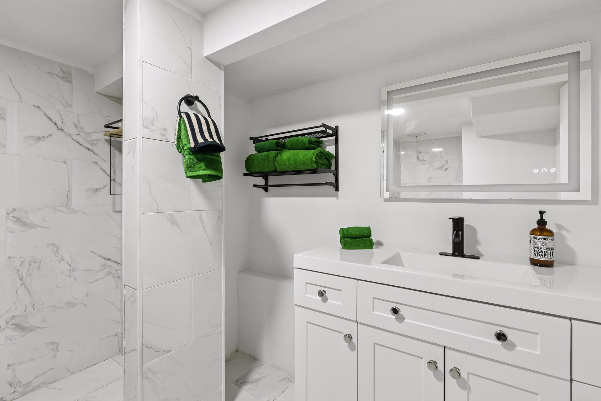  Modern Rambler with Designer Finishes - 物件實景