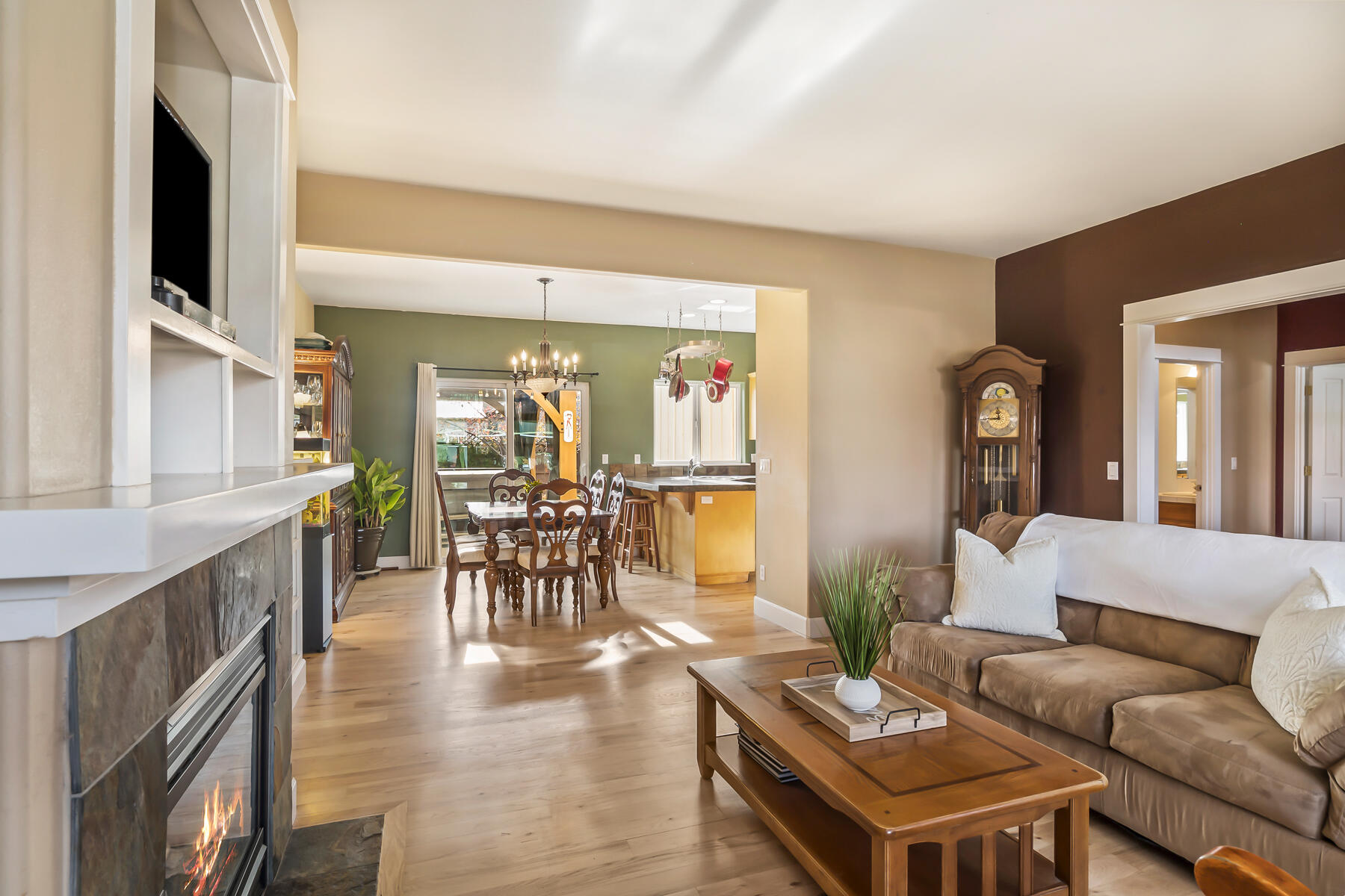 Bend, Oregon, 97702, United States, 4 Bedrooms Bedrooms, ,4 BathroomsBathrooms,Residential,For Sale,1992804