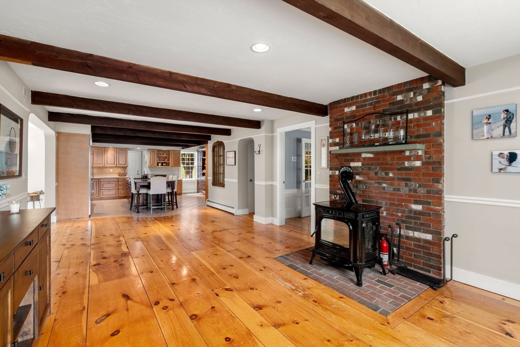 Paxton, Massachusetts, 01612, United States, 4 Bedrooms Bedrooms, ,4 BathroomsBathrooms,Residential,For Sale,1940308