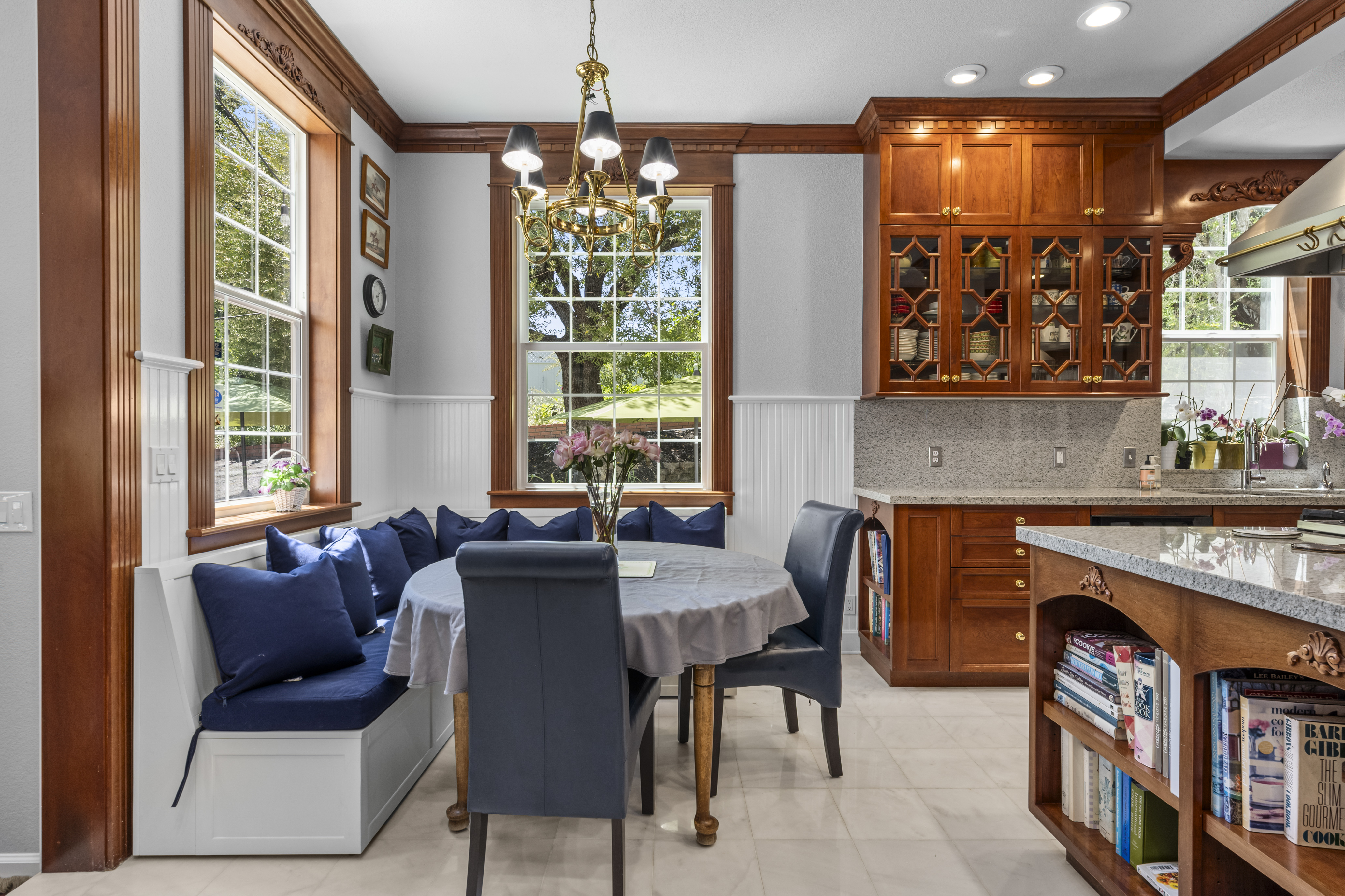  Grand Georgia Colonial Estate with Luxurious Designer Finishes - 物件實景
