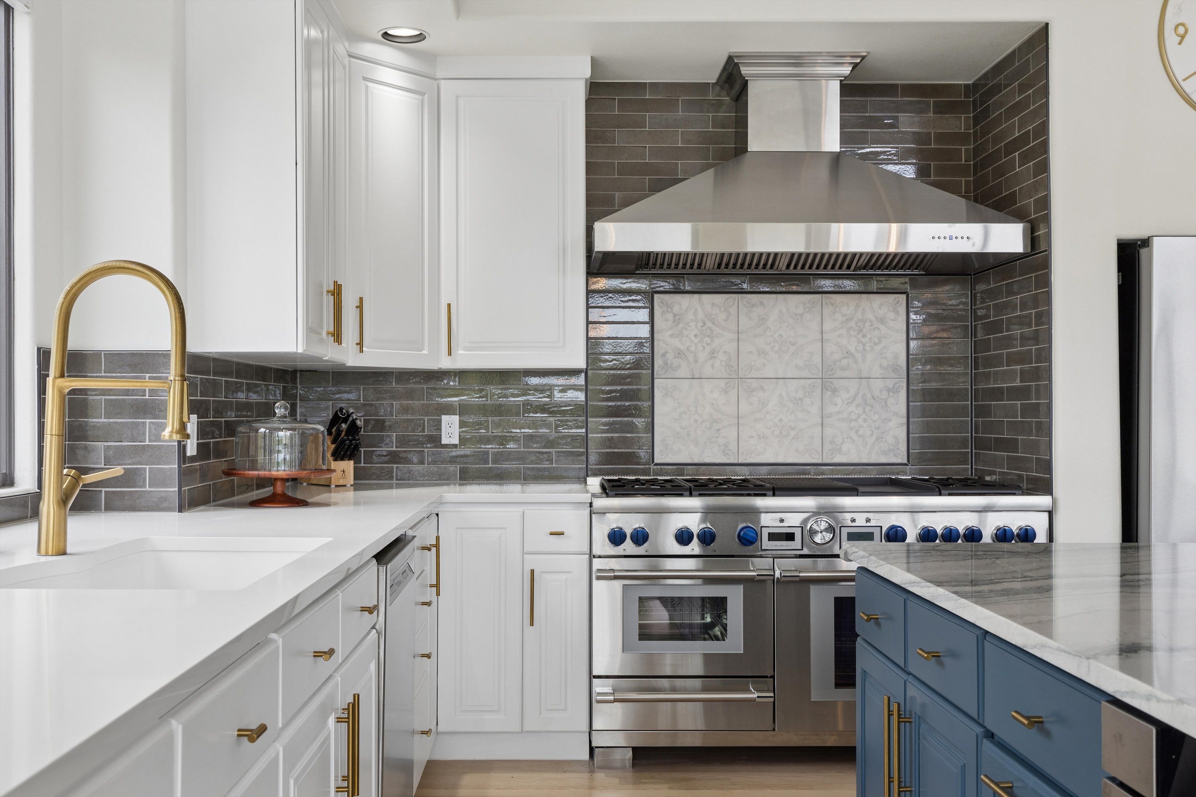  Remodeled 4 Bed 6 Bath Residence Offering Mountain, Sunset Views & Privacy - 物件實景