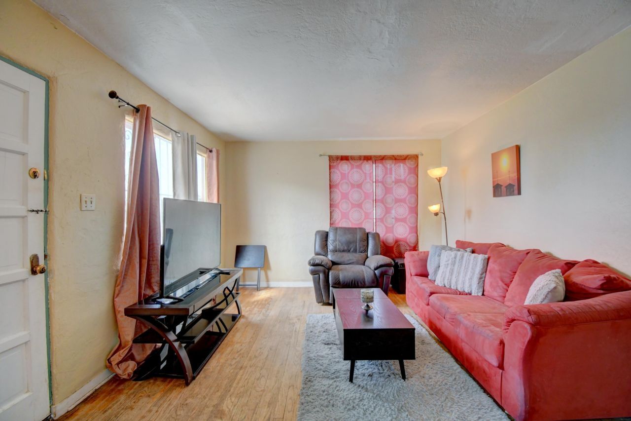 Albuquerque, New Mexico, 87106, United States, 2 Bedrooms Bedrooms, ,Residential,For Sale,1964025