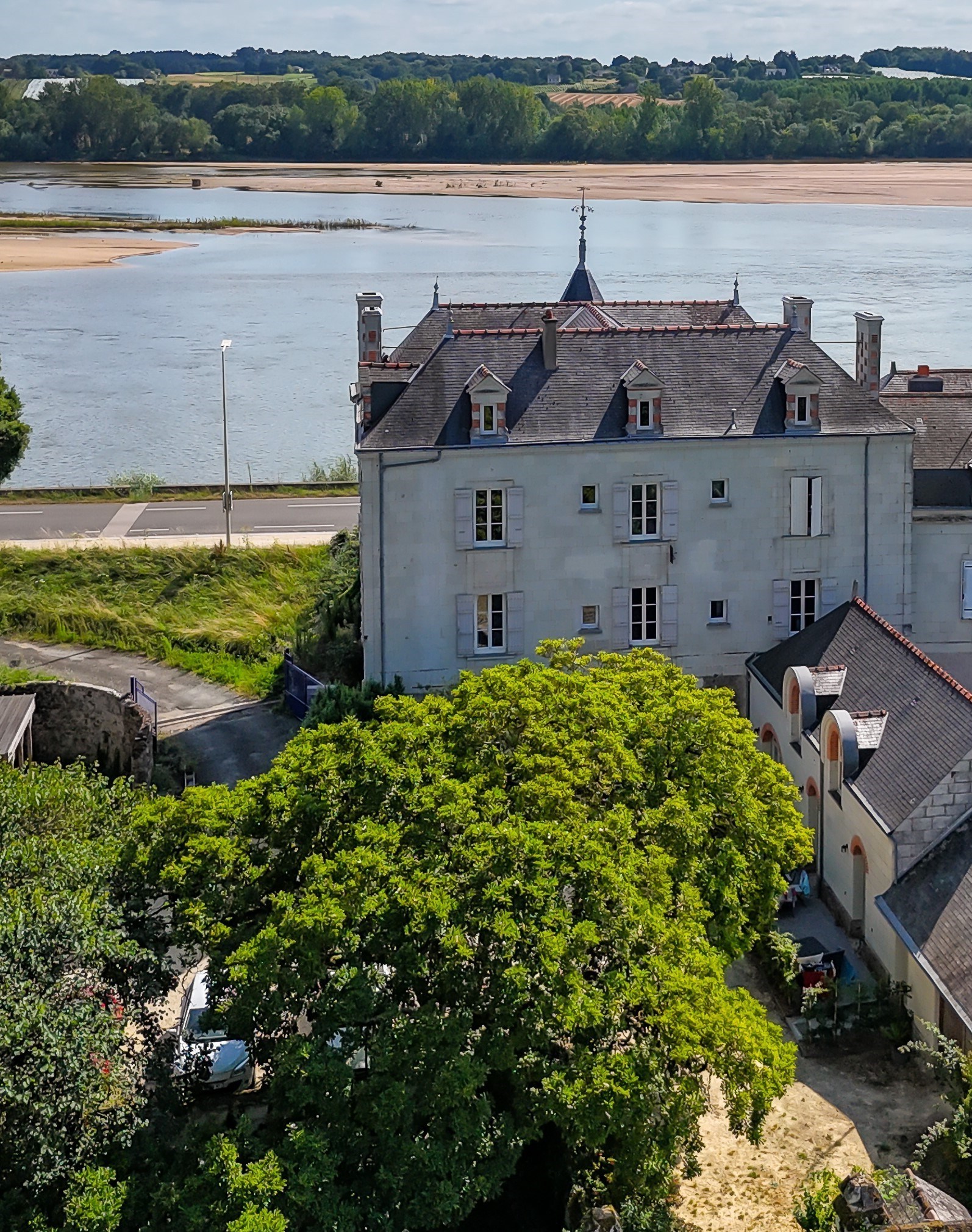 Rare Loire Valley Property Offering Panoramic Riverfront Elegance - 物件實景