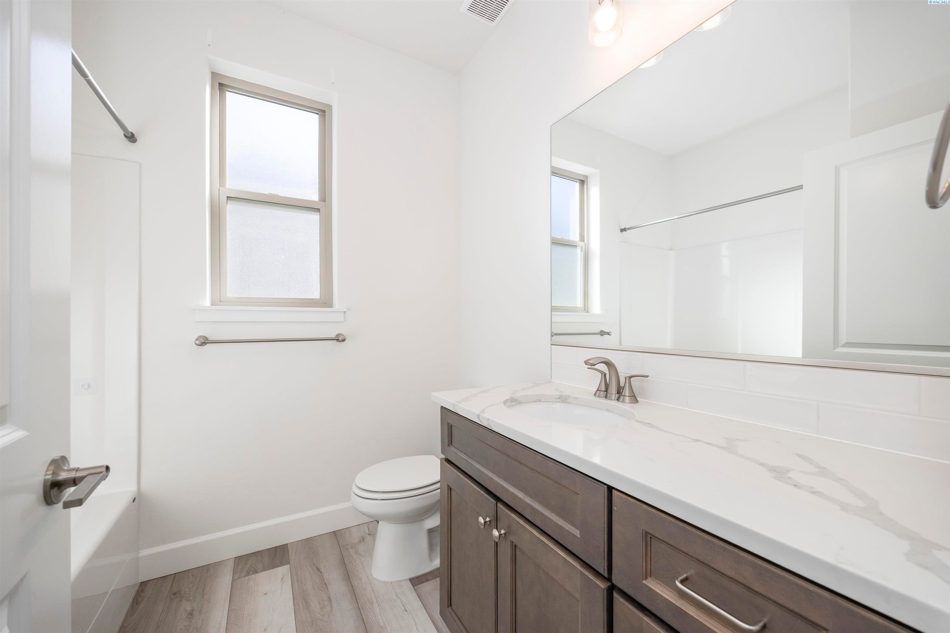 Pasco, Washington, 99301, United States, 4 Bedrooms Bedrooms, ,2 BathroomsBathrooms,Residential,For Sale,1978542