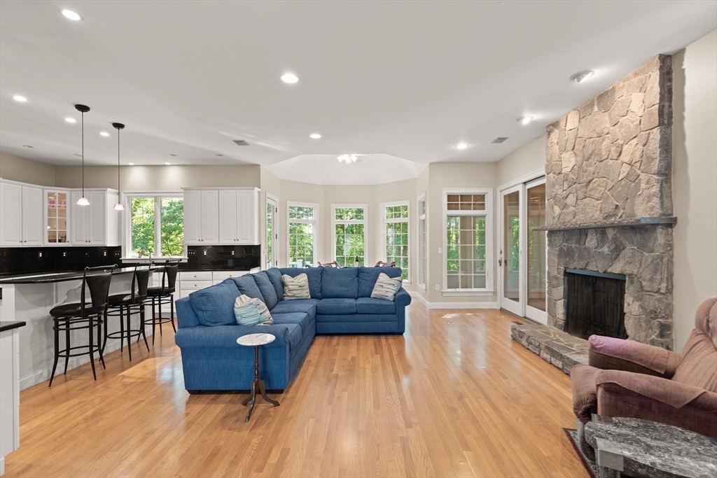Topsfield, Massachusetts, 01983, United States, 4 Bedrooms Bedrooms, ,4 BathroomsBathrooms,Residential,For Sale,1901084