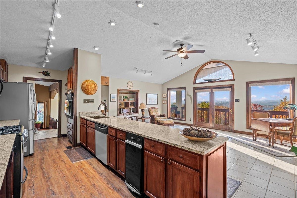 Pickens, South Carolina, 29671, United States, 4 Bedrooms Bedrooms, ,4 BathroomsBathrooms,Residential,For Sale,1988858