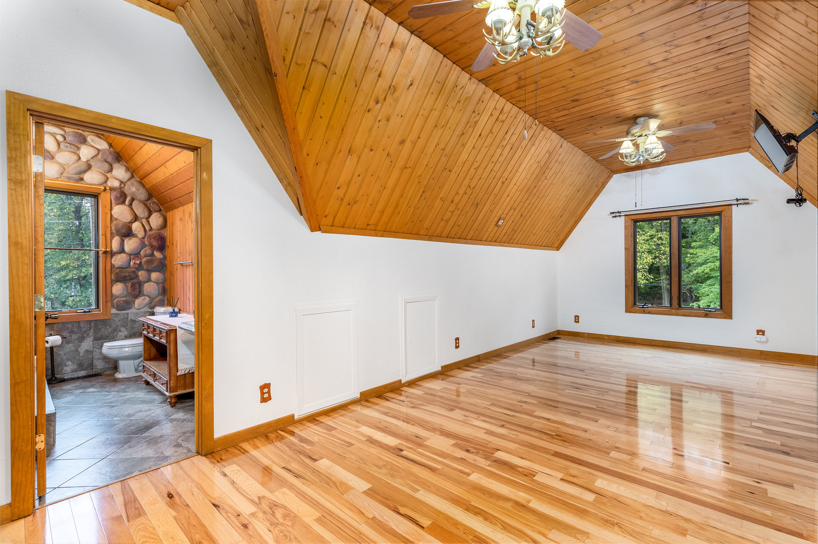 Ottawa, Illinois, 61350, United States, 3 Bedrooms Bedrooms, ,3 BathroomsBathrooms,Residential,For Sale,1957574