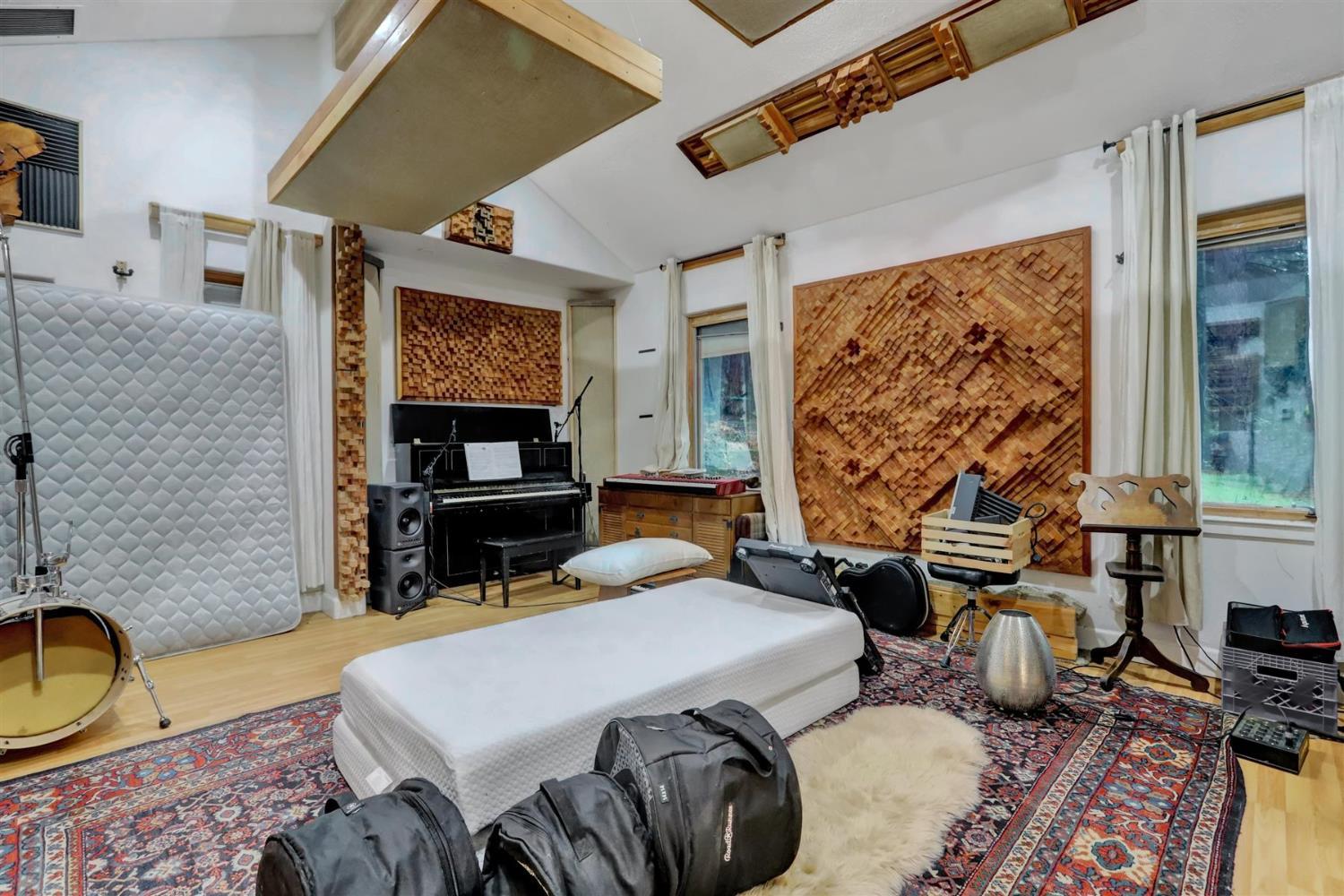 Nevada City, California, 95959, United States, 6 Bedrooms Bedrooms, ,5 BathroomsBathrooms,Residential,For Sale,1997761