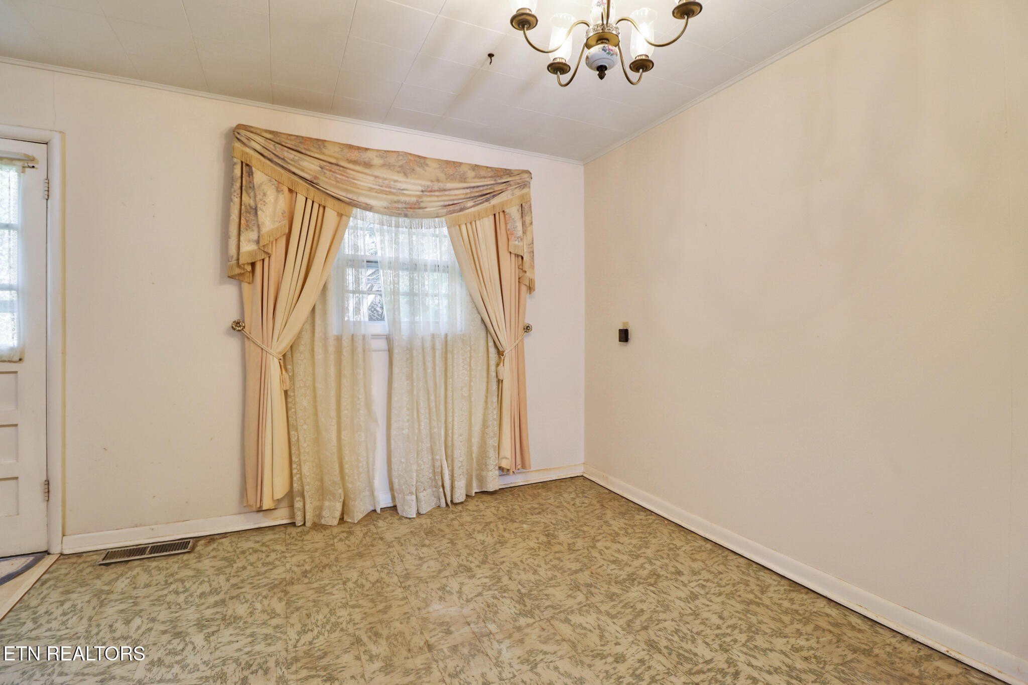 Crossville, Tennessee, 38555, United States, 2 Bedrooms Bedrooms, ,1 BathroomBathrooms,Residential,For Sale,1982388