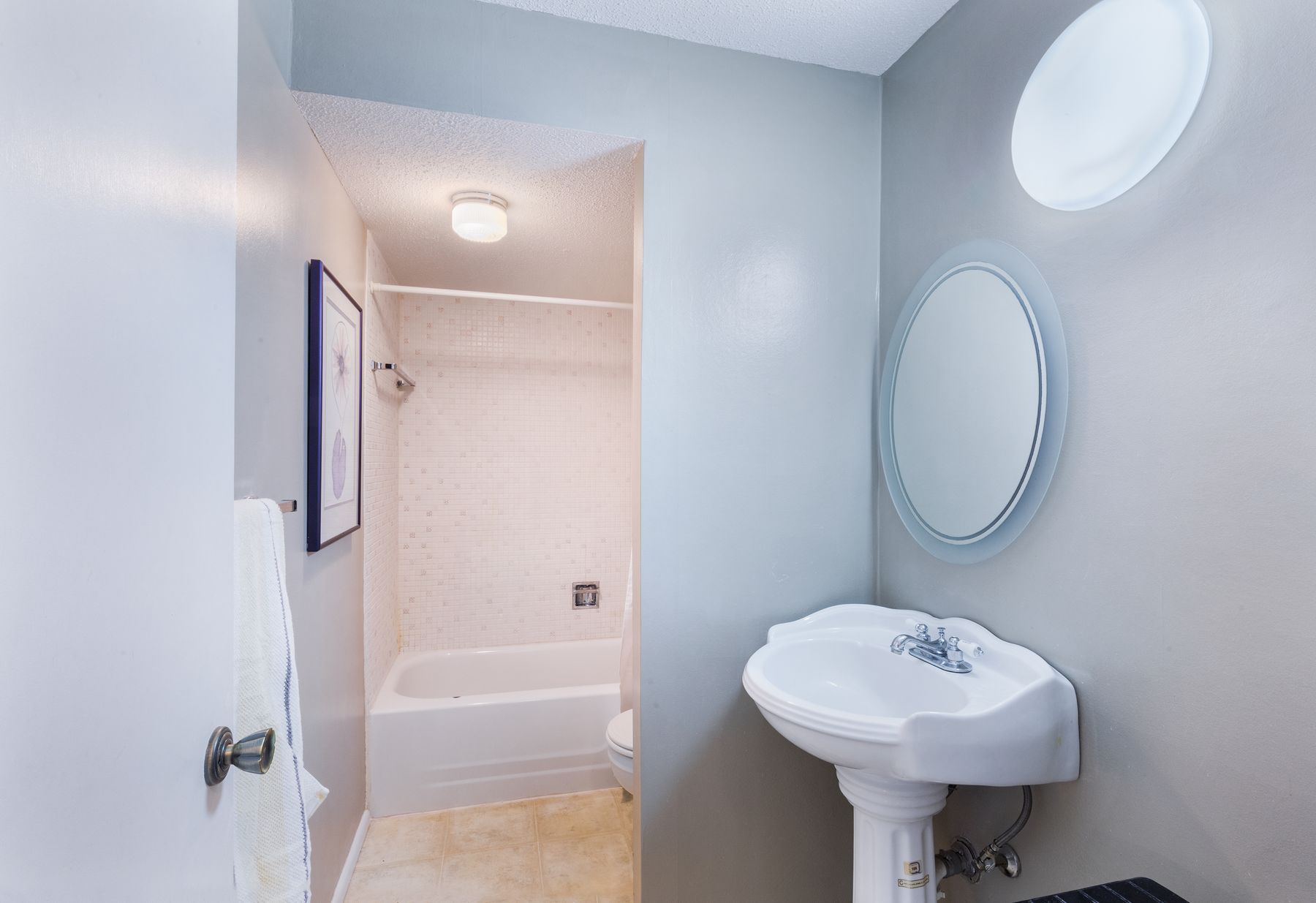  2-bed, 2-full bath condo offers spacious rooms with abundant storage. - 物件實景