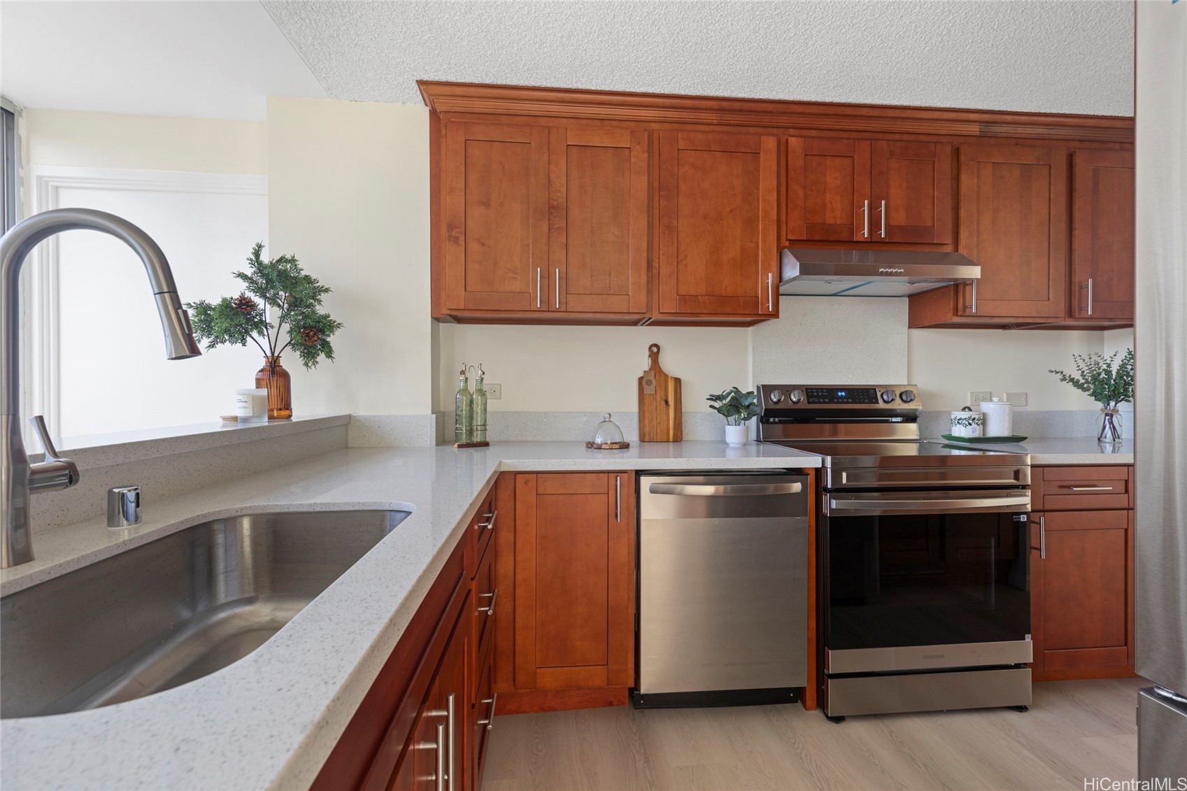 Honolulu, Hawaii, 96822, United States, 2 Bedrooms Bedrooms, ,2 BathroomsBathrooms,Residential,For Sale,1991493