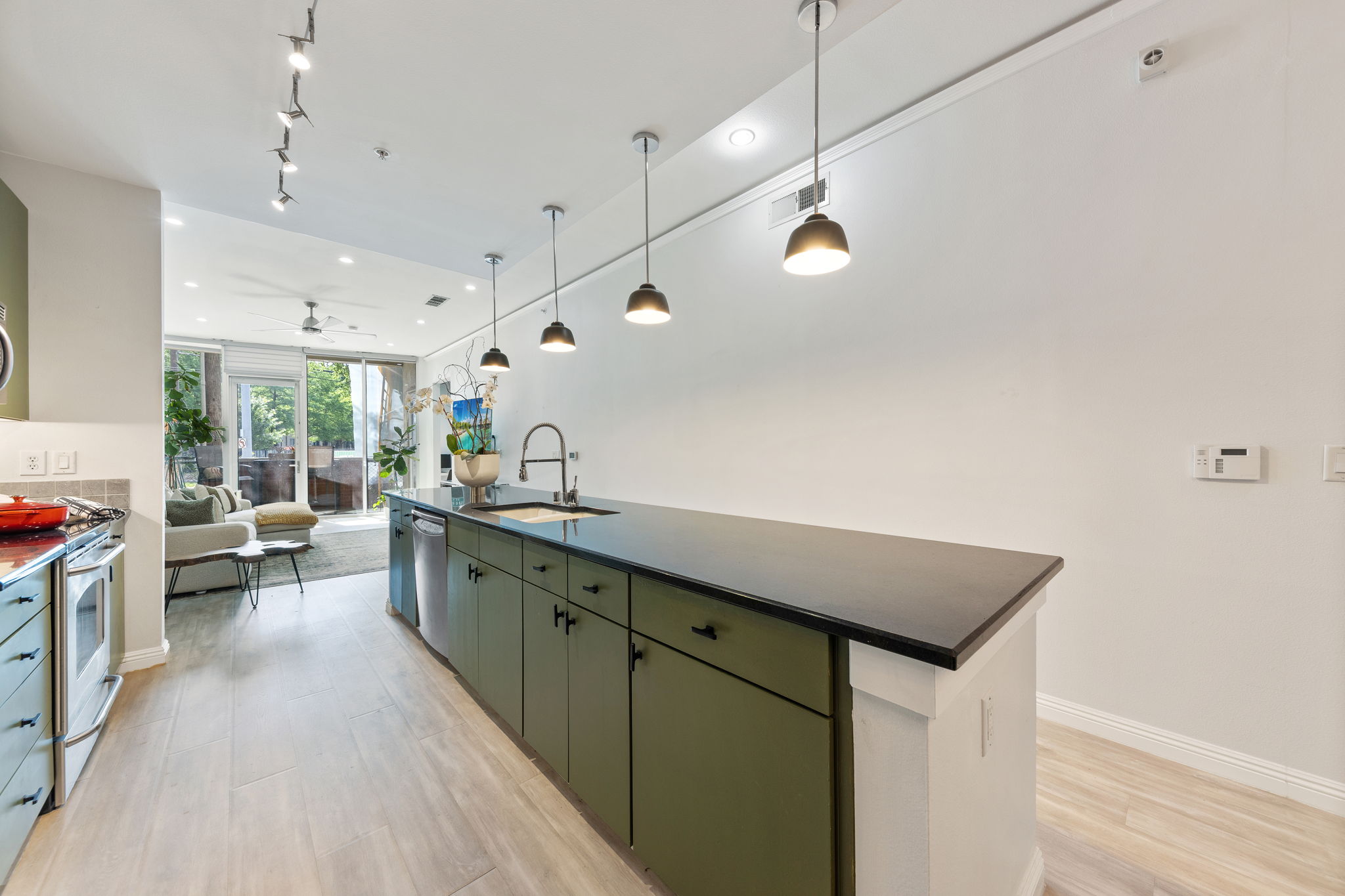  Stunning Updated 1BR/1.5BA Condo — Move-In Ready in the Heart of Uptown - 物件實景