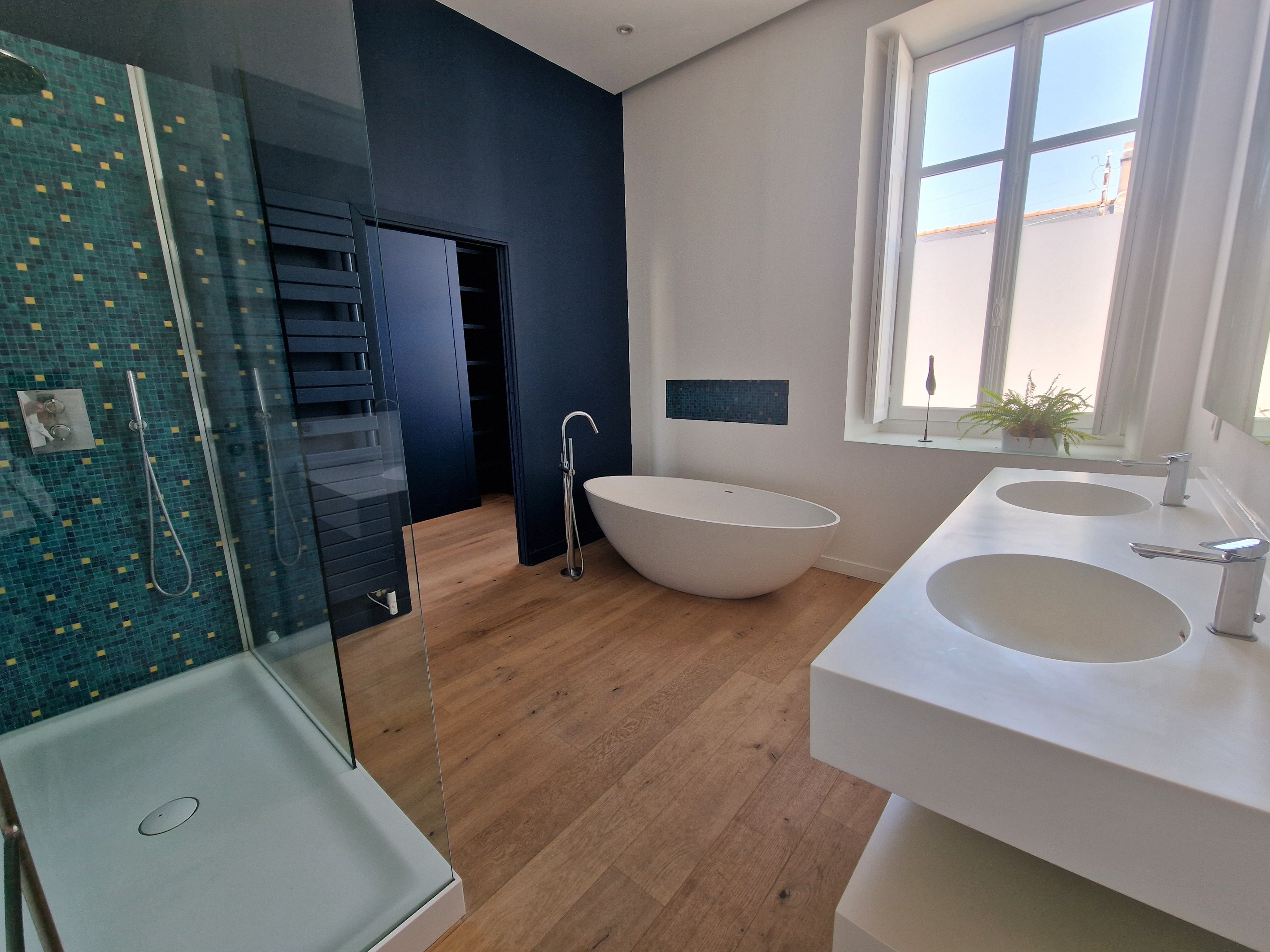  Set within a private cul-de-sac, a 380 sqm townhouse with ancillary buildings - 物件實景