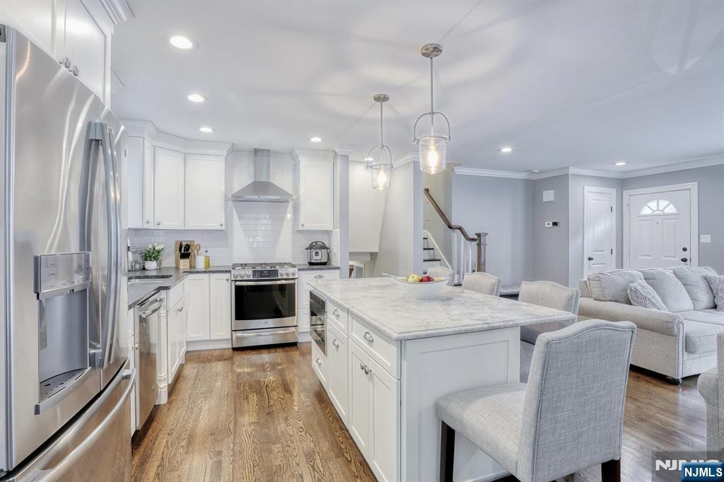 Waldwick, New Jersey, 07463, United States, 3 Bedrooms Bedrooms, ,2 BathroomsBathrooms,Residential,For Sale,1918312