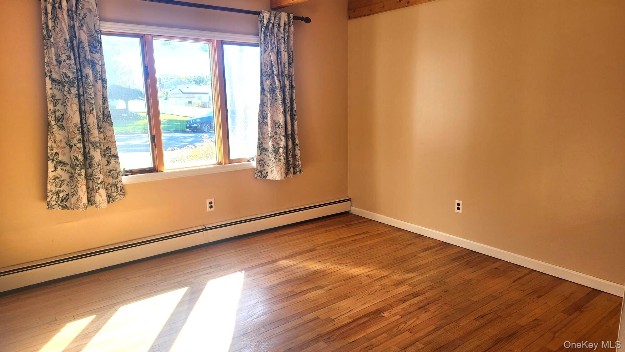 Ronkonkoma, New York, 11779, United States, 4 Bedrooms Bedrooms, ,3 BathroomsBathrooms,Residential,For Sale,1987838