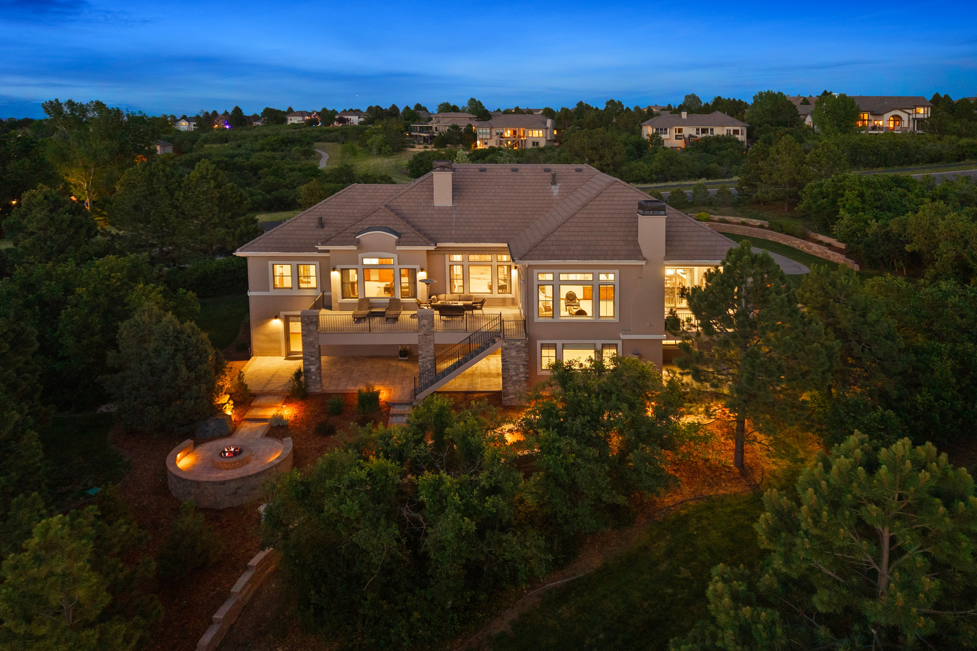  Edging the mountainside within the prestigious community of Castle Pines Village - 物件實景