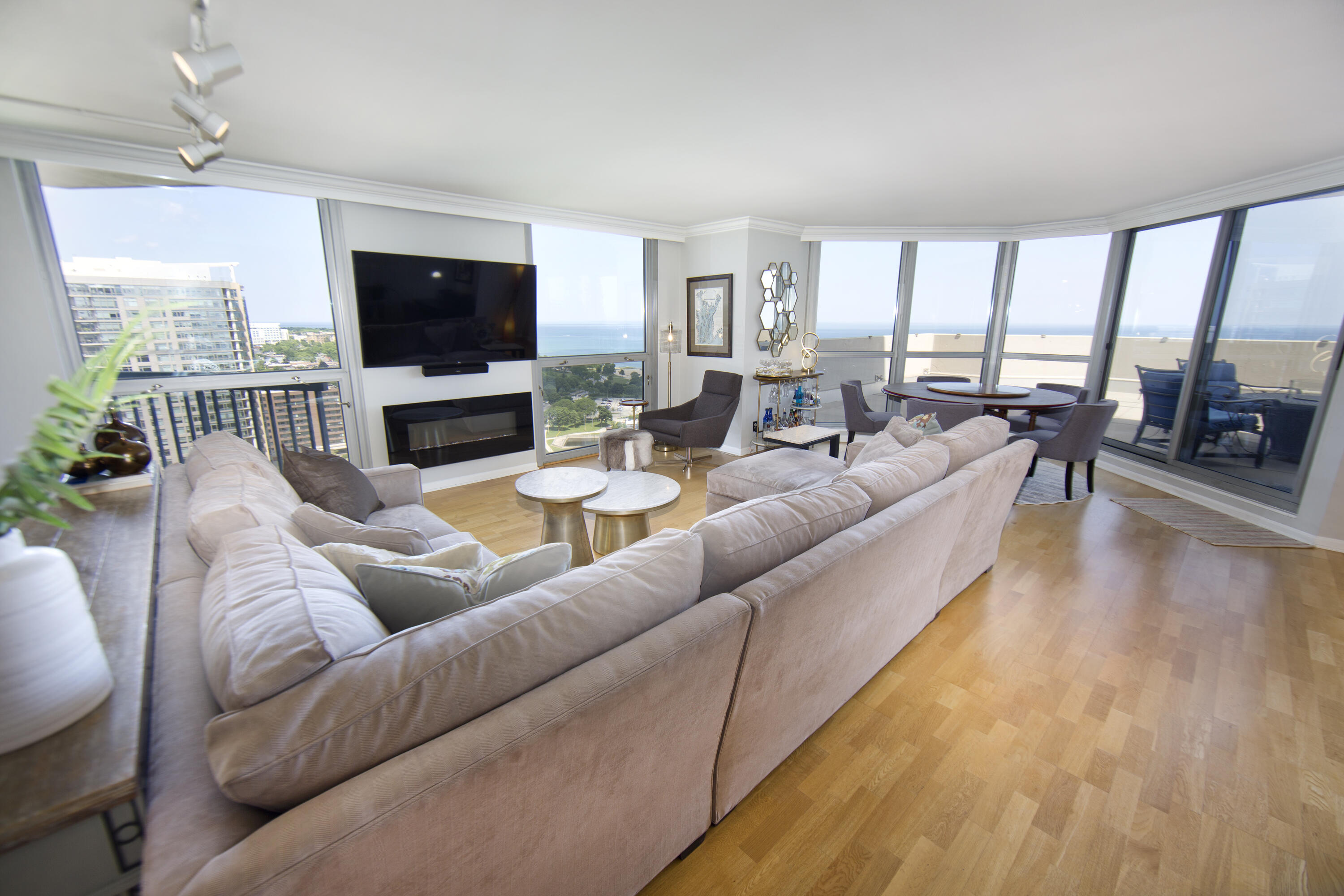 Milwaukee, Wisconsin, 53202, United States, 2 Bedrooms Bedrooms, ,3 BathroomsBathrooms,Residential,For Sale,1992022