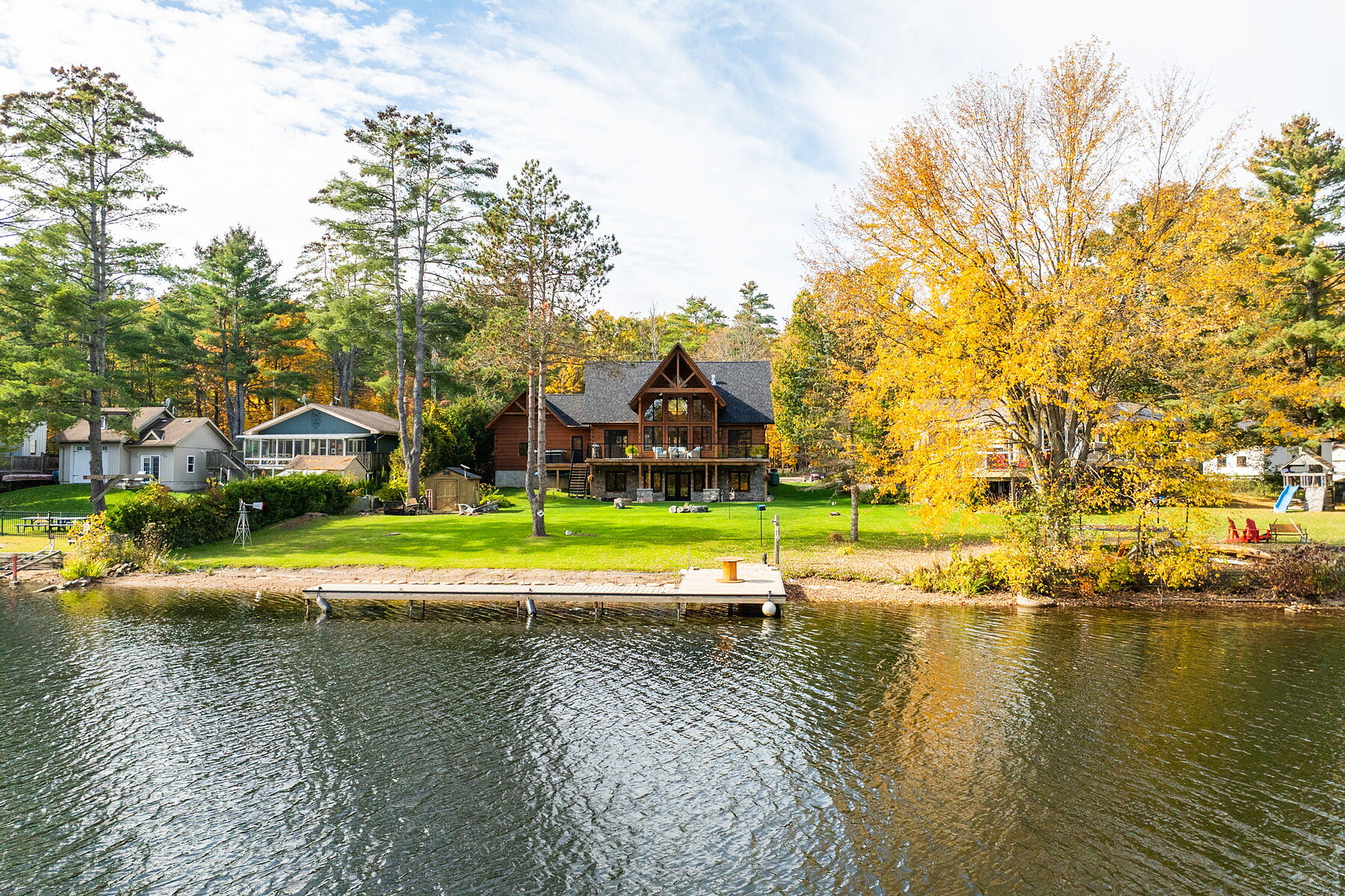  Inviting Waterfront Log Home - 物件實景