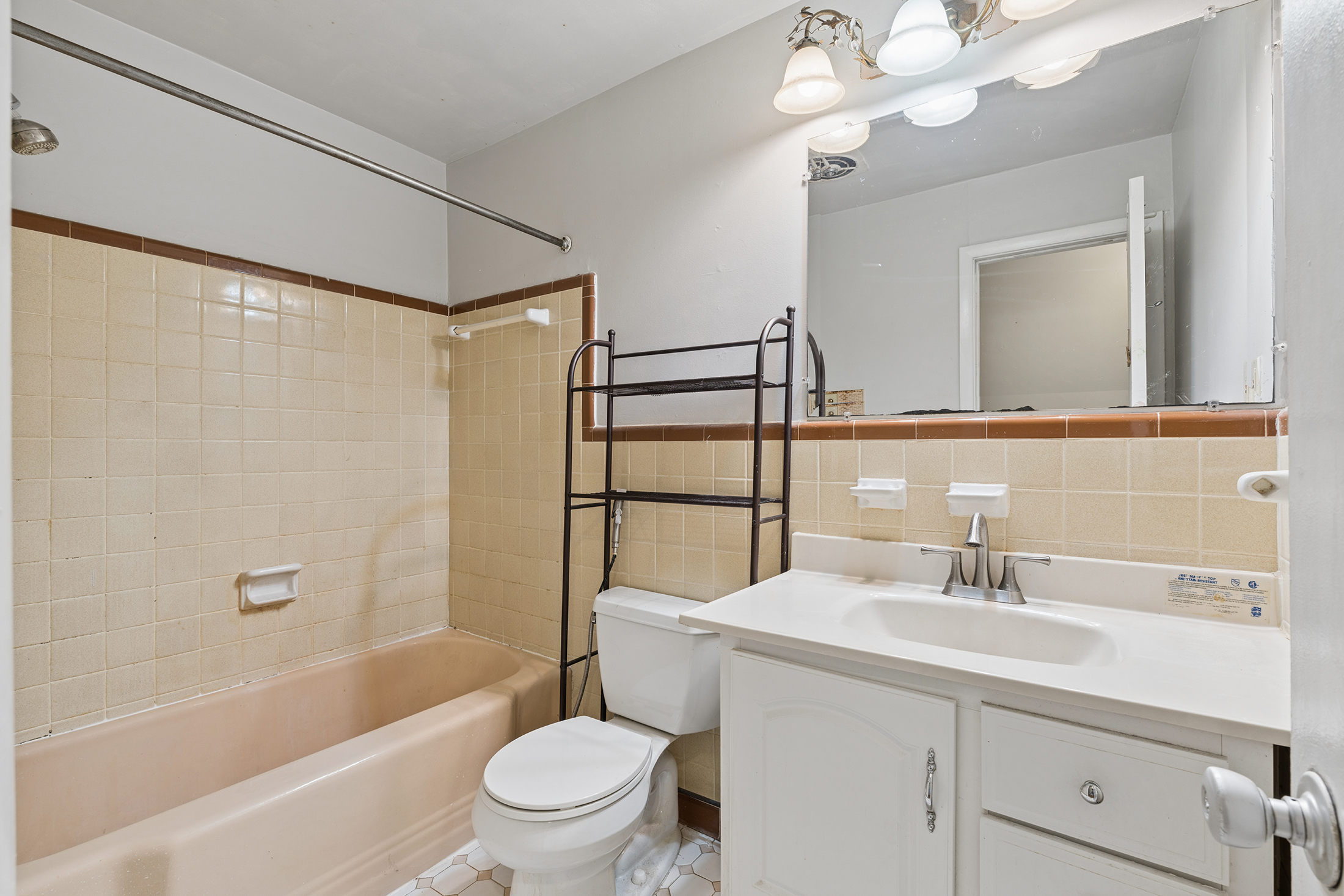  Ranch-style Home in an Outstanding Location and with Great Long-term Potential - 物件實景