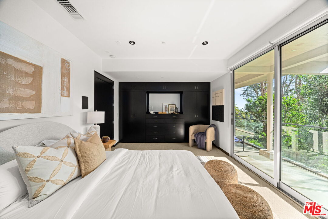 Los Angeles, California, 90049, United States, 4 Bedrooms Bedrooms, ,5 BathroomsBathrooms,Residential,For Sale,1901289