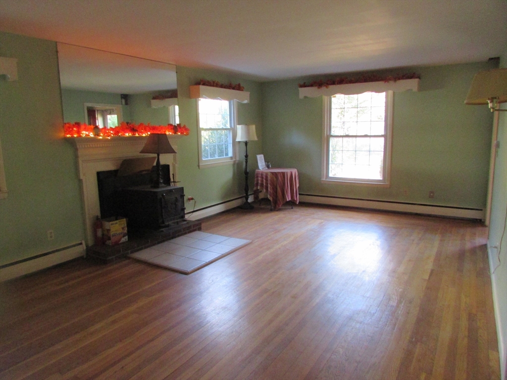 Attleboro, Massachusetts, 02703, United States, 4 Bedrooms Bedrooms, ,4 BathroomsBathrooms,Residential,For Sale,1974370