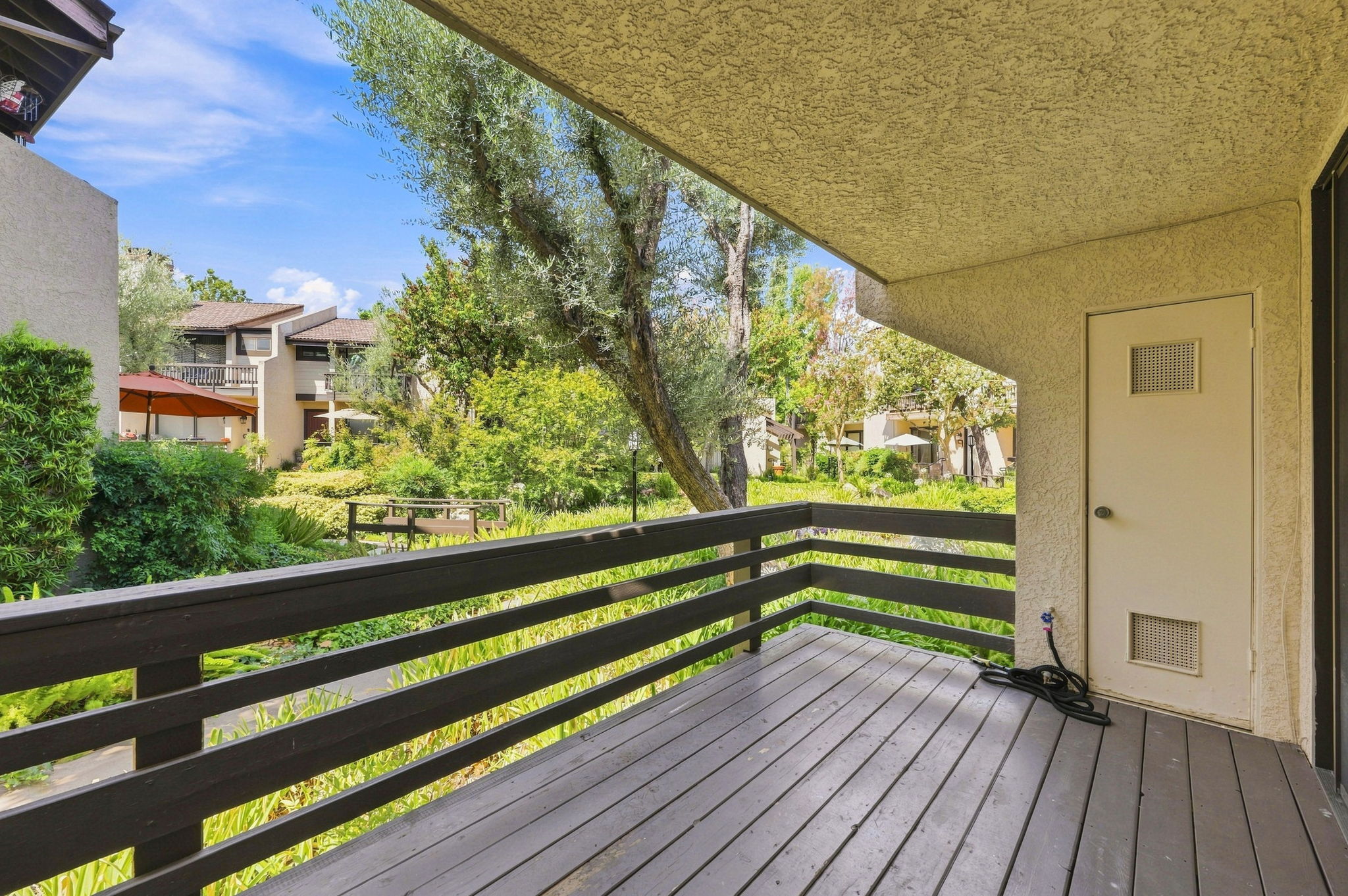  21801 Burbank Boulevard, 83 - 物件實景