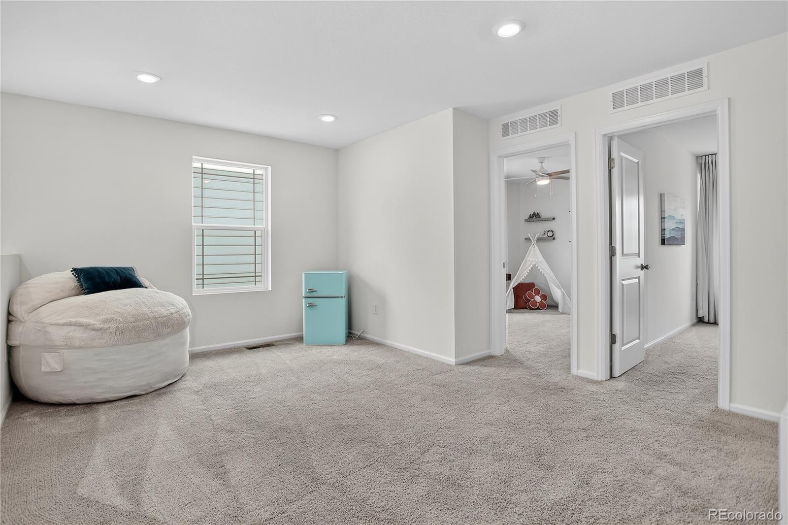 Longmont, Colorado, 80504, United States, 3 Bedrooms Bedrooms, ,2 BathroomsBathrooms,Residential,For Sale,1950187