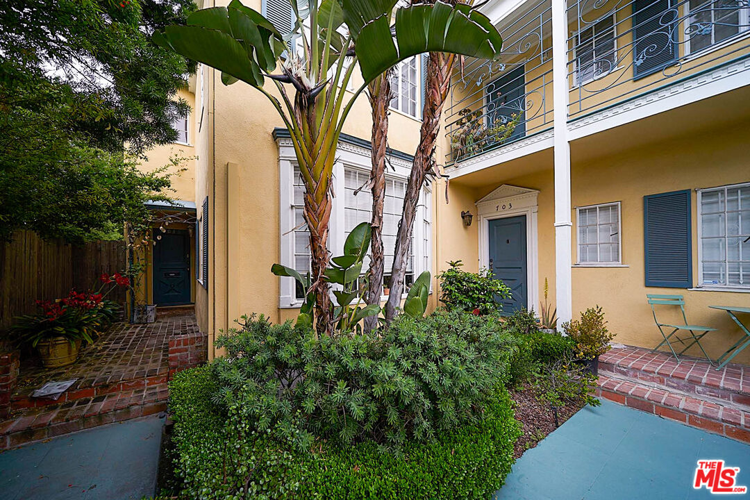 Los Angeles, California, 90005, United States, 8 Bedrooms Bedrooms, ,Residential,For Sale,1932370
