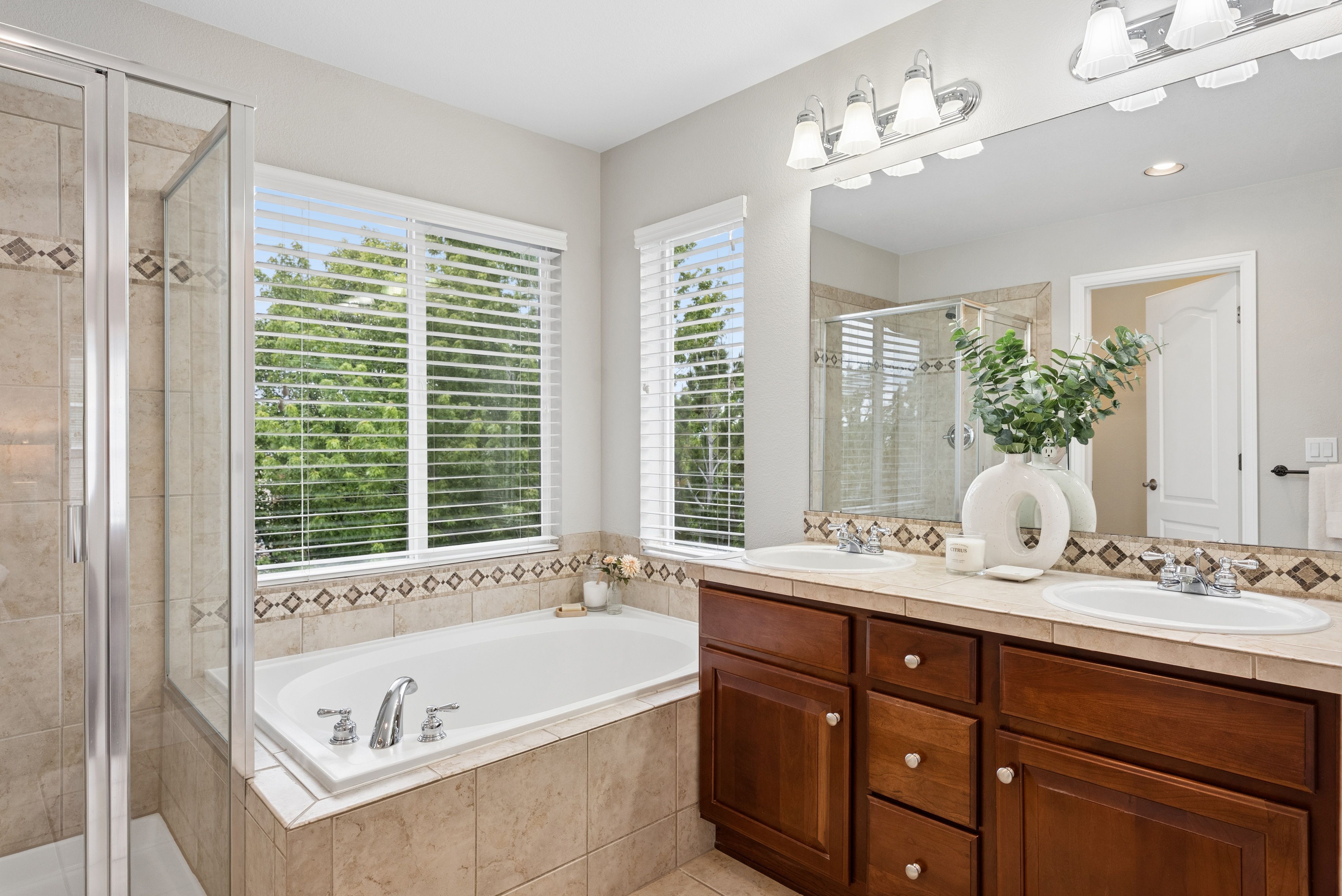  Beautifully Updated And Impeccably Maintained Stunning Home - 物件實景