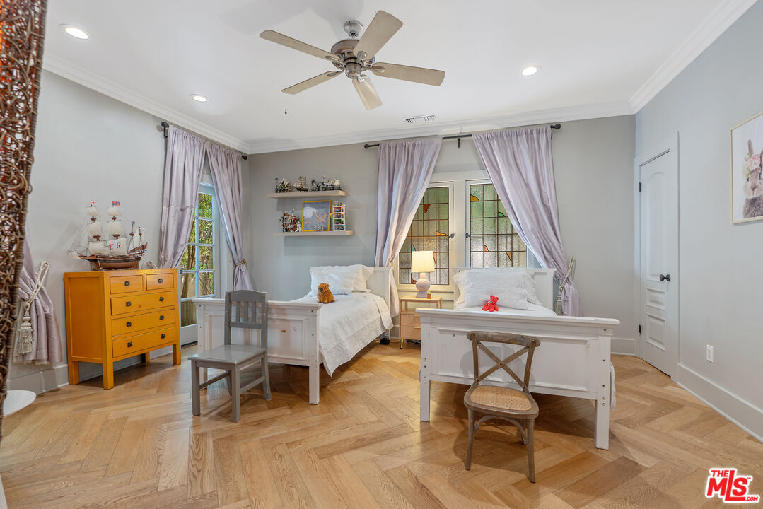 Los Angeles, California, 90005, United States, 3 Bedrooms Bedrooms, ,3 BathroomsBathrooms,Residential,For Sale,1876512