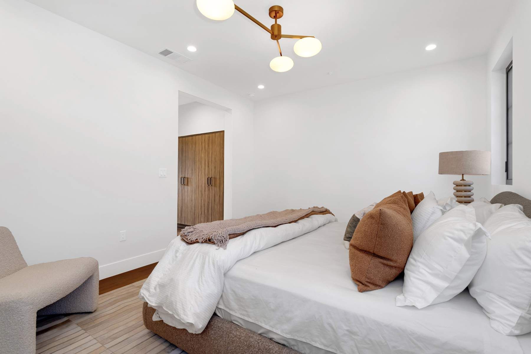  8671 Clifton Way - 物件實景