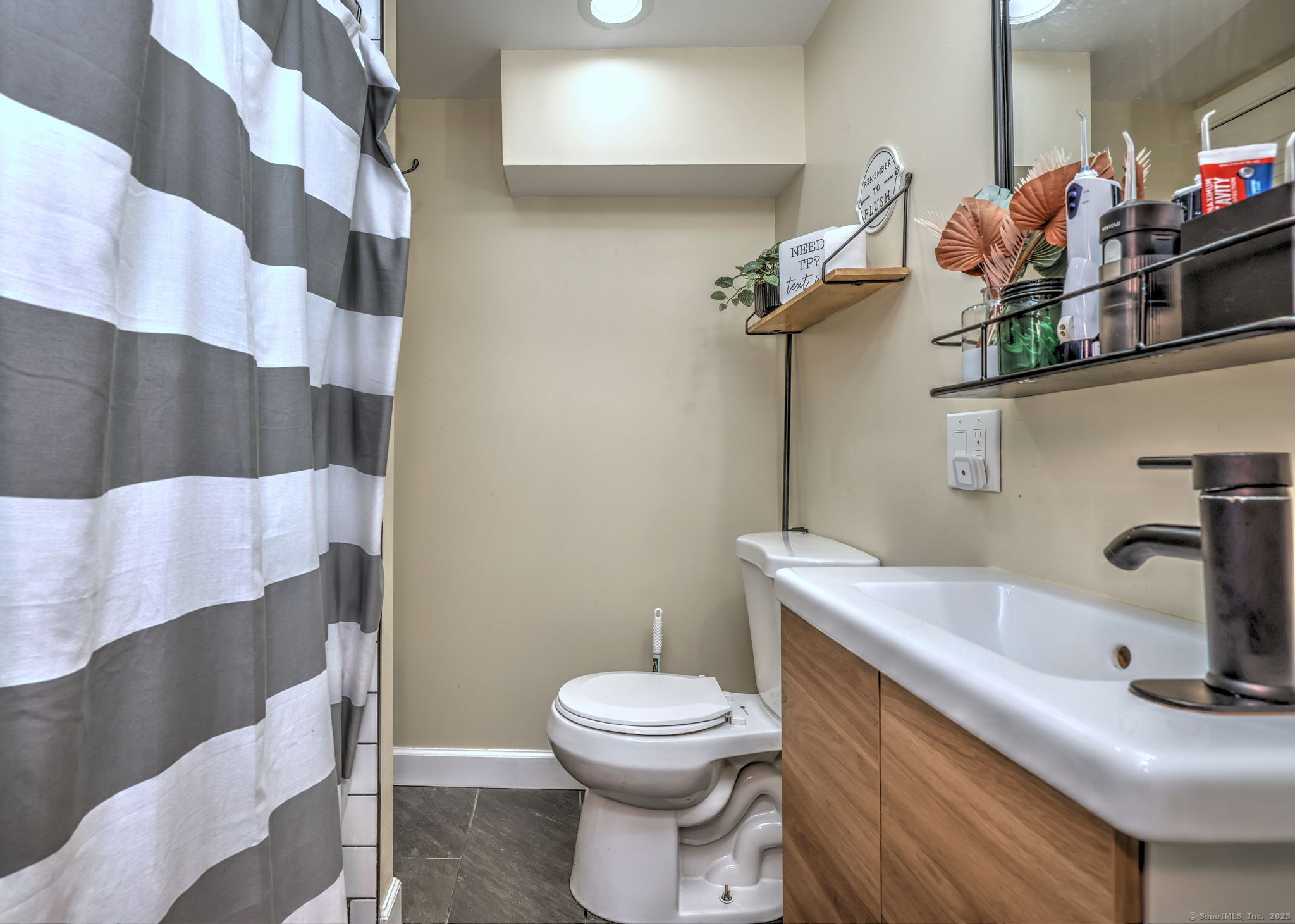 Shelton, Connecticut, 06484, United States, 4 Bedrooms Bedrooms, ,4 BathroomsBathrooms,Residential,For Sale,2001799