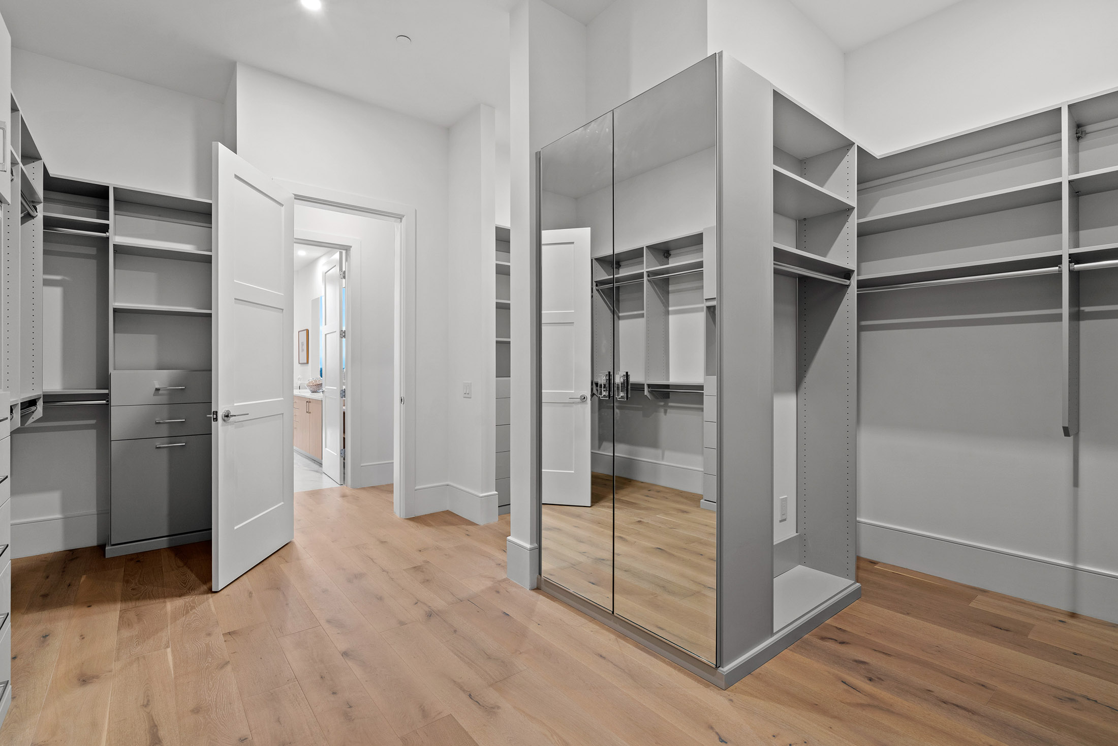  Stunning 17th Floor Corner Unit with Architectural Upgrades - 物件實景