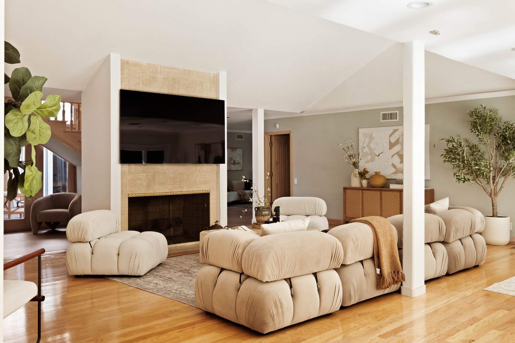  2103  N Hobart Blvd - 物件實景