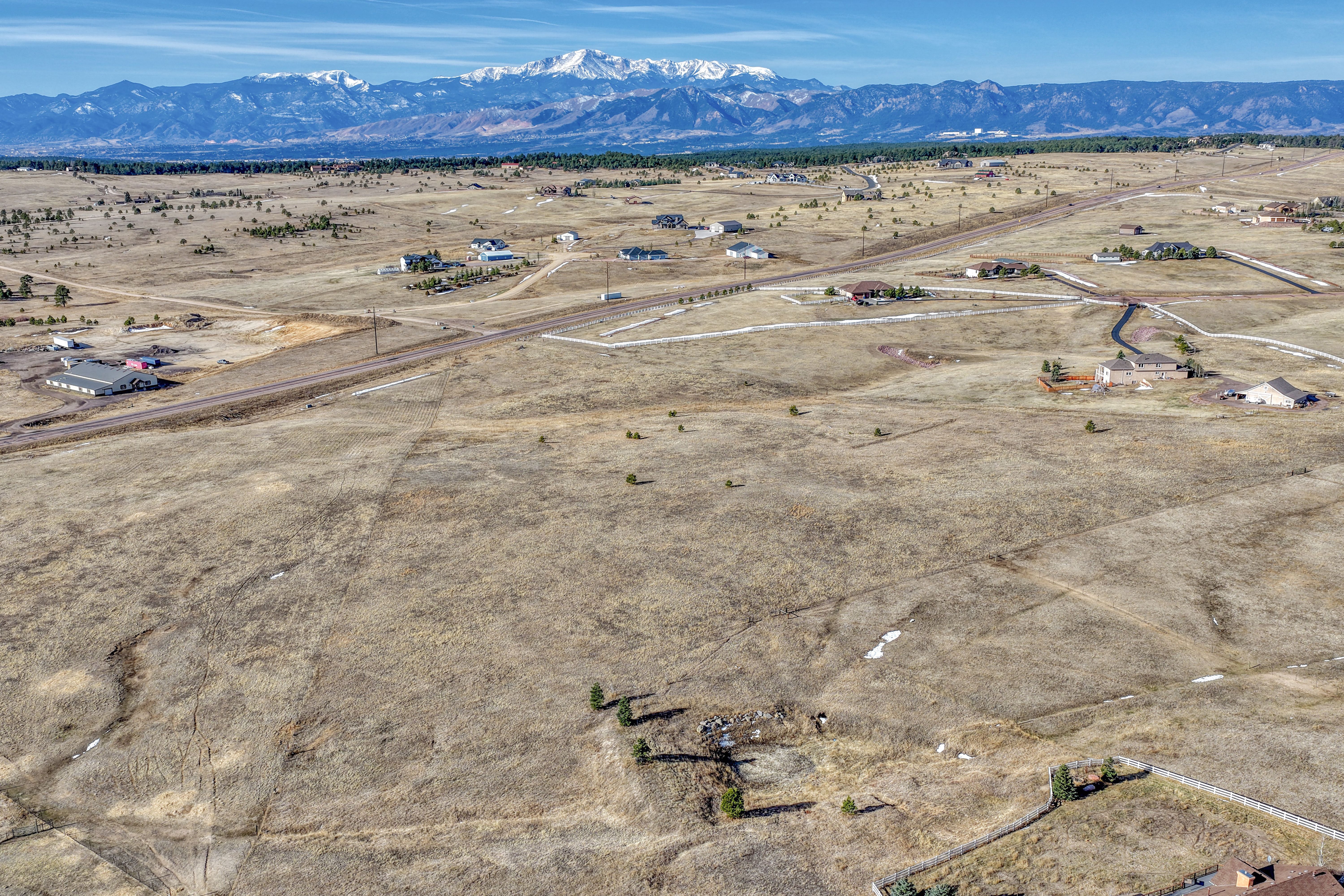  5 acres with mountain views in sought after Black Forest - 物件實景