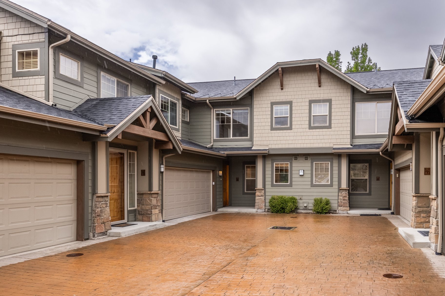  3-Bedroom Fox Point Townhome with 2-Car Garage & Newly Updated Kitchen - 物件實景