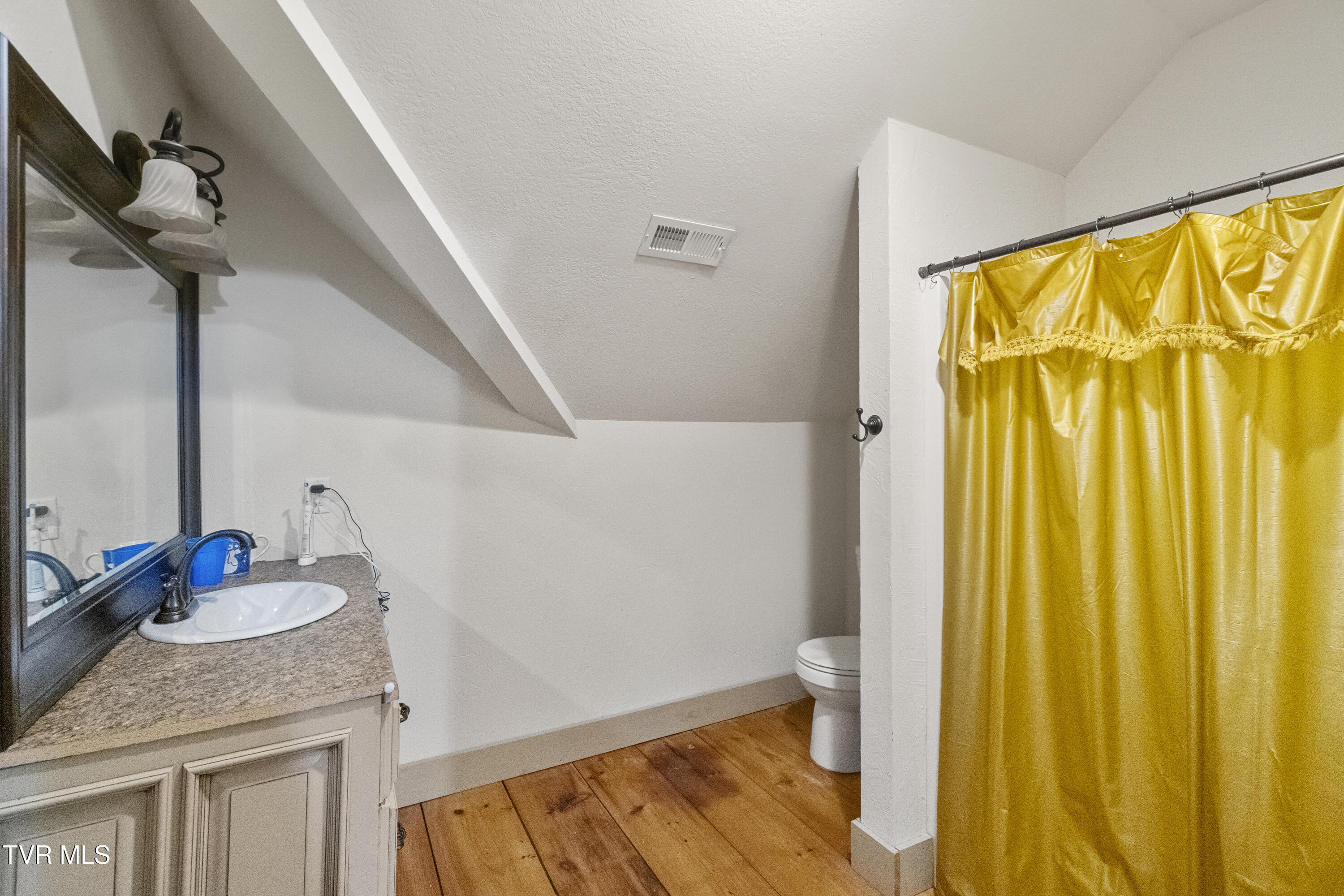 Greeneville, Tennessee, 37745, United States, 5 Bedrooms Bedrooms, ,4 BathroomsBathrooms,Residential,For Sale,1981962