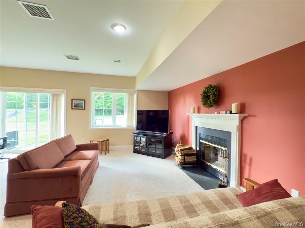 Hyde Park, New York, 12538, United States, 3 Bedrooms Bedrooms, ,4 BathroomsBathrooms,Residential,For Sale,1977599