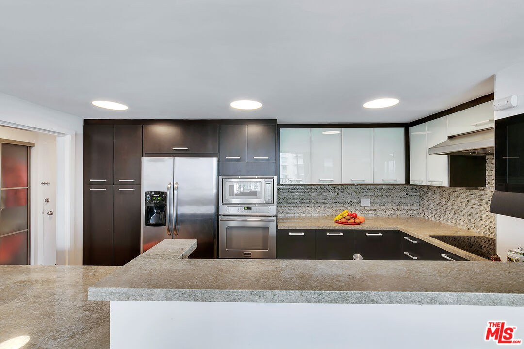 Los Angeles, California, 90067, United States, 1 Bedroom Bedrooms, ,1 BathroomBathrooms,Residential,For Sale,2001995