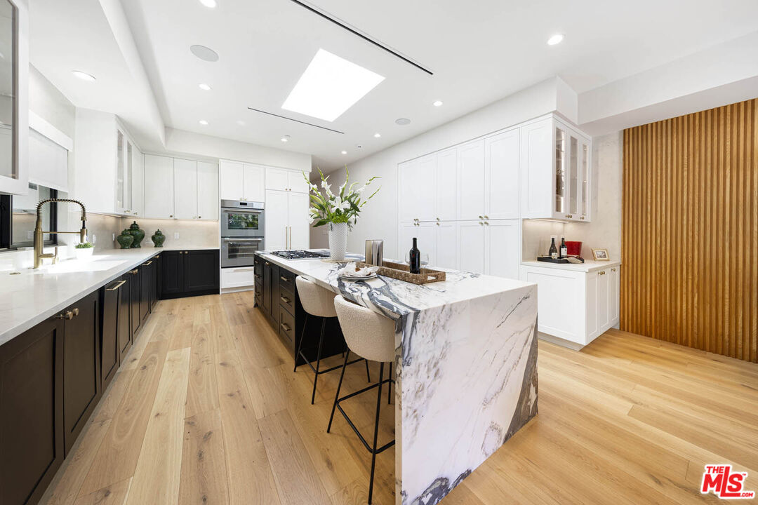 Los Angeles, California, 90048, United States, 4 Bedrooms Bedrooms, ,2 BathroomsBathrooms,Residential,For Sale,1962418