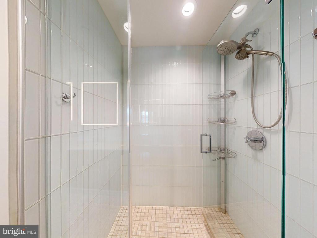 Rockville, Maryland, 20852, United States, 2 Bedrooms Bedrooms, ,2 BathroomsBathrooms,Residential,For Sale,1861250