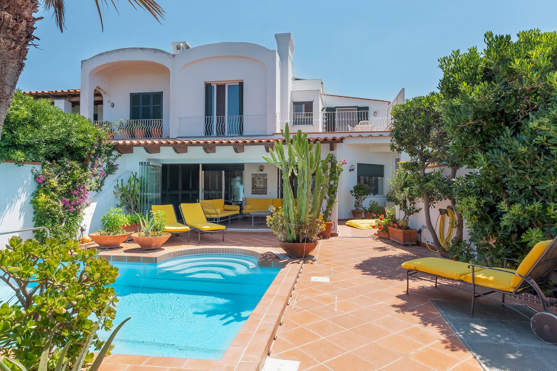 Stunning pied dans l'eau property with swimming pool 