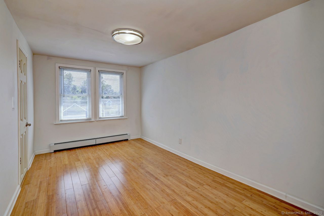 Milford, Connecticut, 06461, United States, 5 Bedrooms Bedrooms, ,2 BathroomsBathrooms,Residential,For Sale,1949907