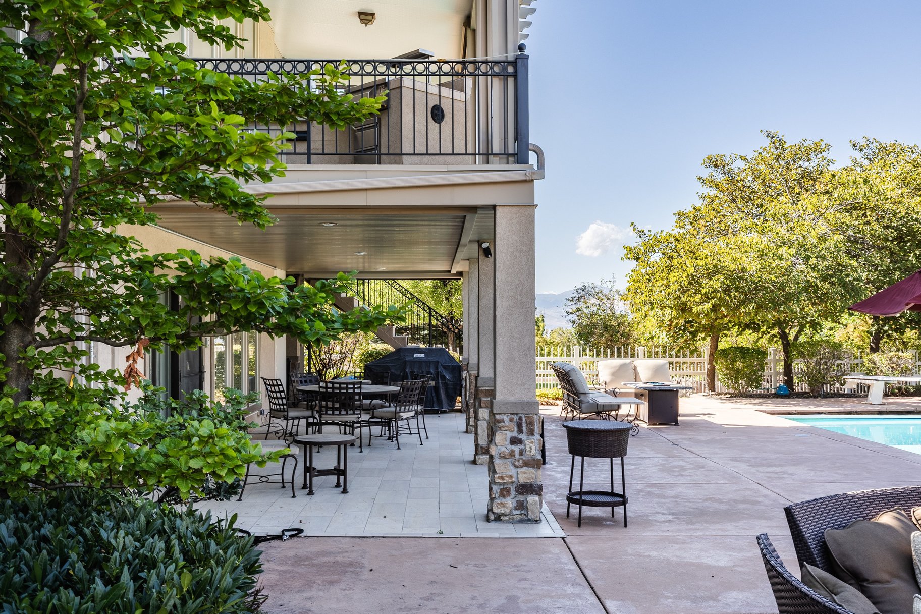  Stately Gated-Community Estate on Nearly Half an Acre: Vaulted Ceilings, Valley - 物件實景