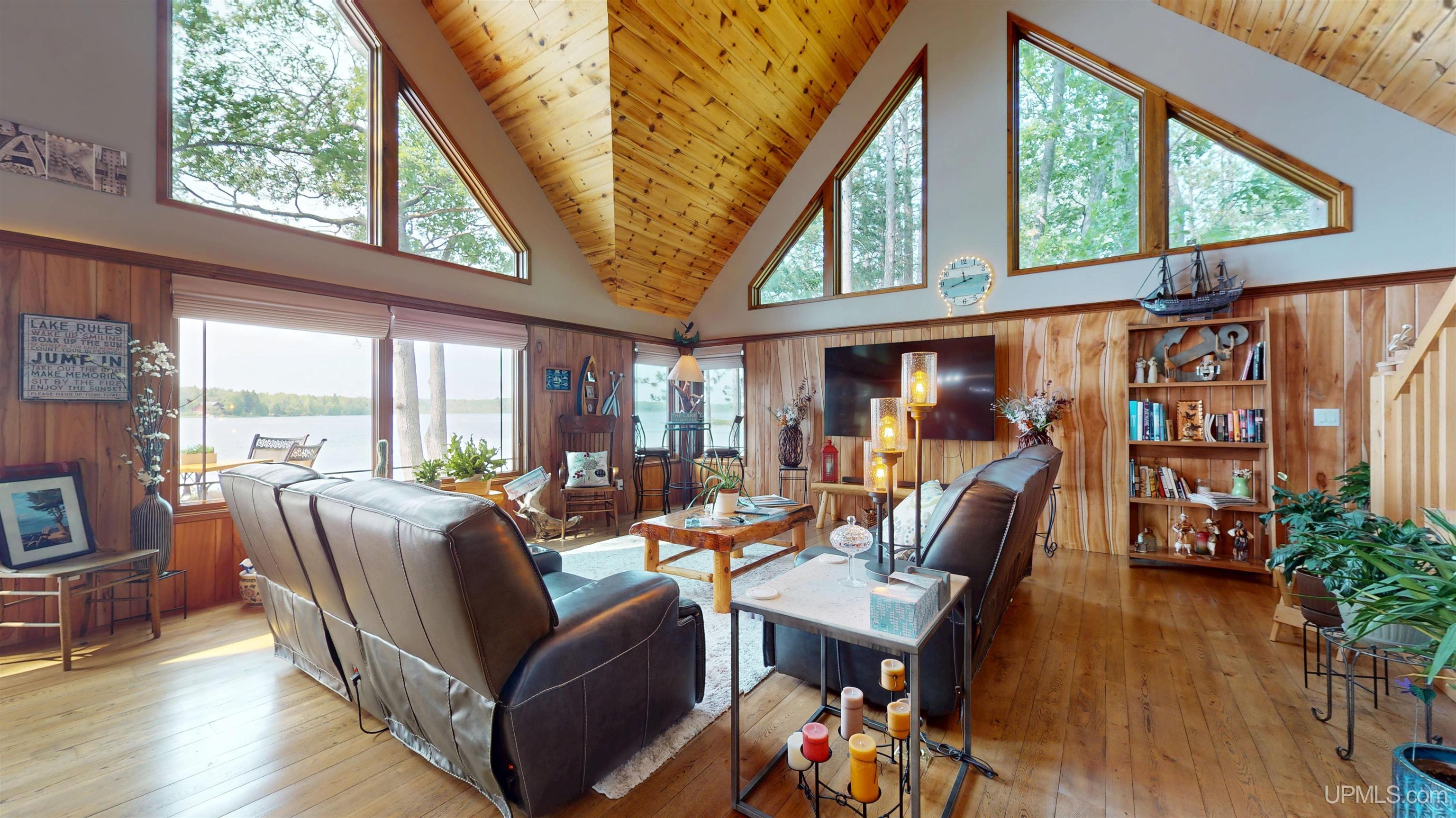 Marquette, Michigan, 49855, United States, 2 Bedrooms Bedrooms, ,4 BathroomsBathrooms,Residential,For Sale,1892873