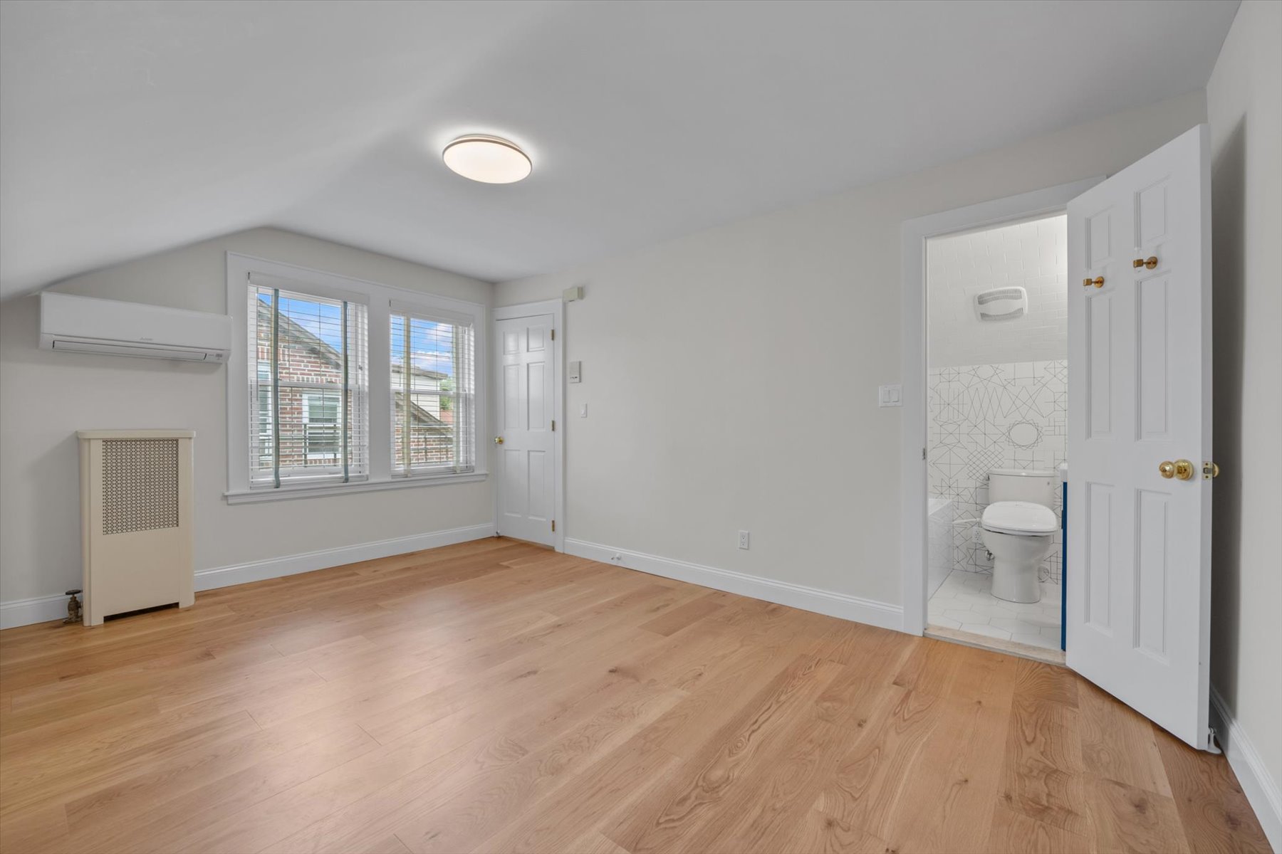 ?REMARKABLY RENOVATED SEMI DETACHED HOME IN FOREST HILLS HILLS? - 物件實景