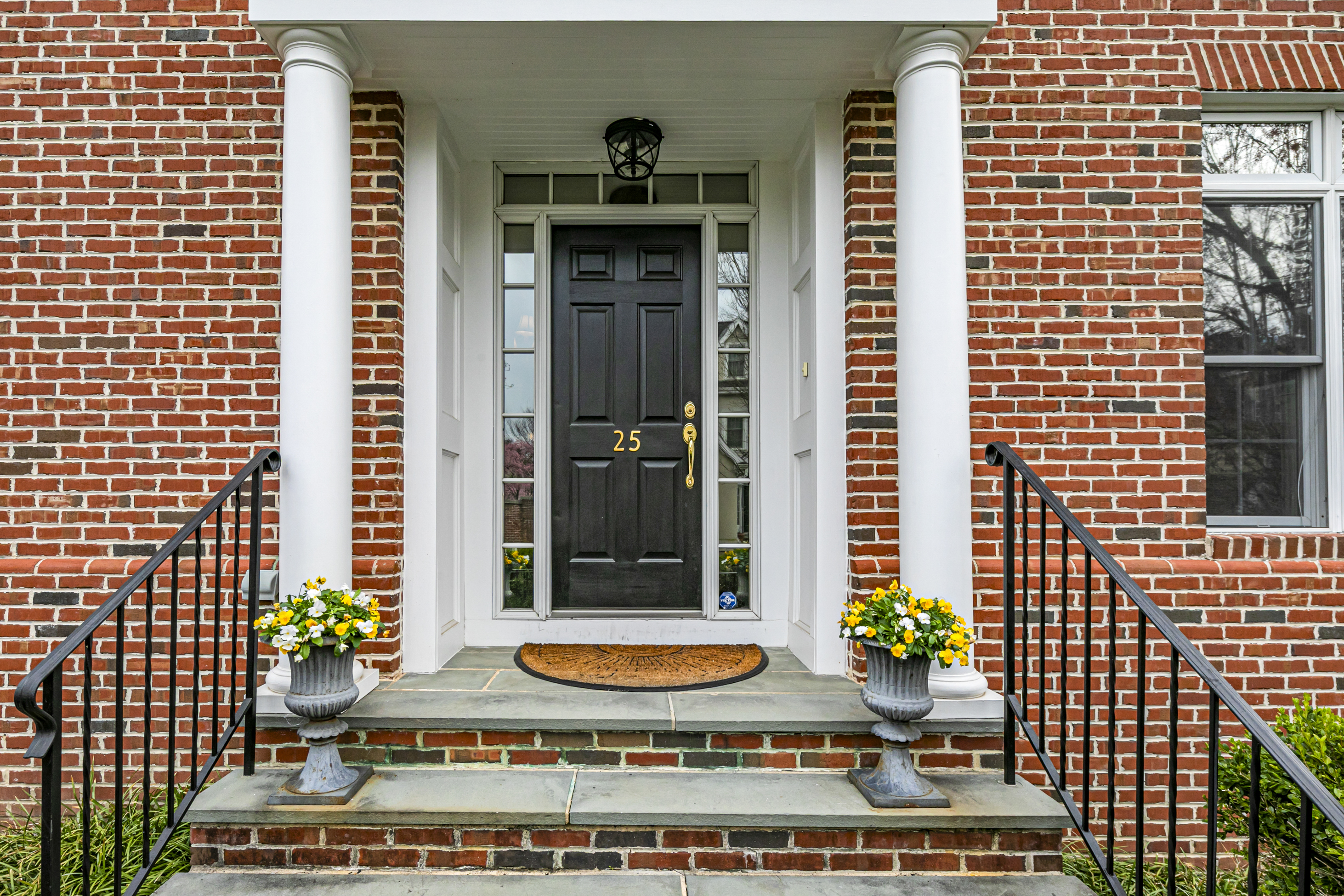  Exceptional Design and Thoughtful Updates in a Rare Governors Lane Offering - 物件實景