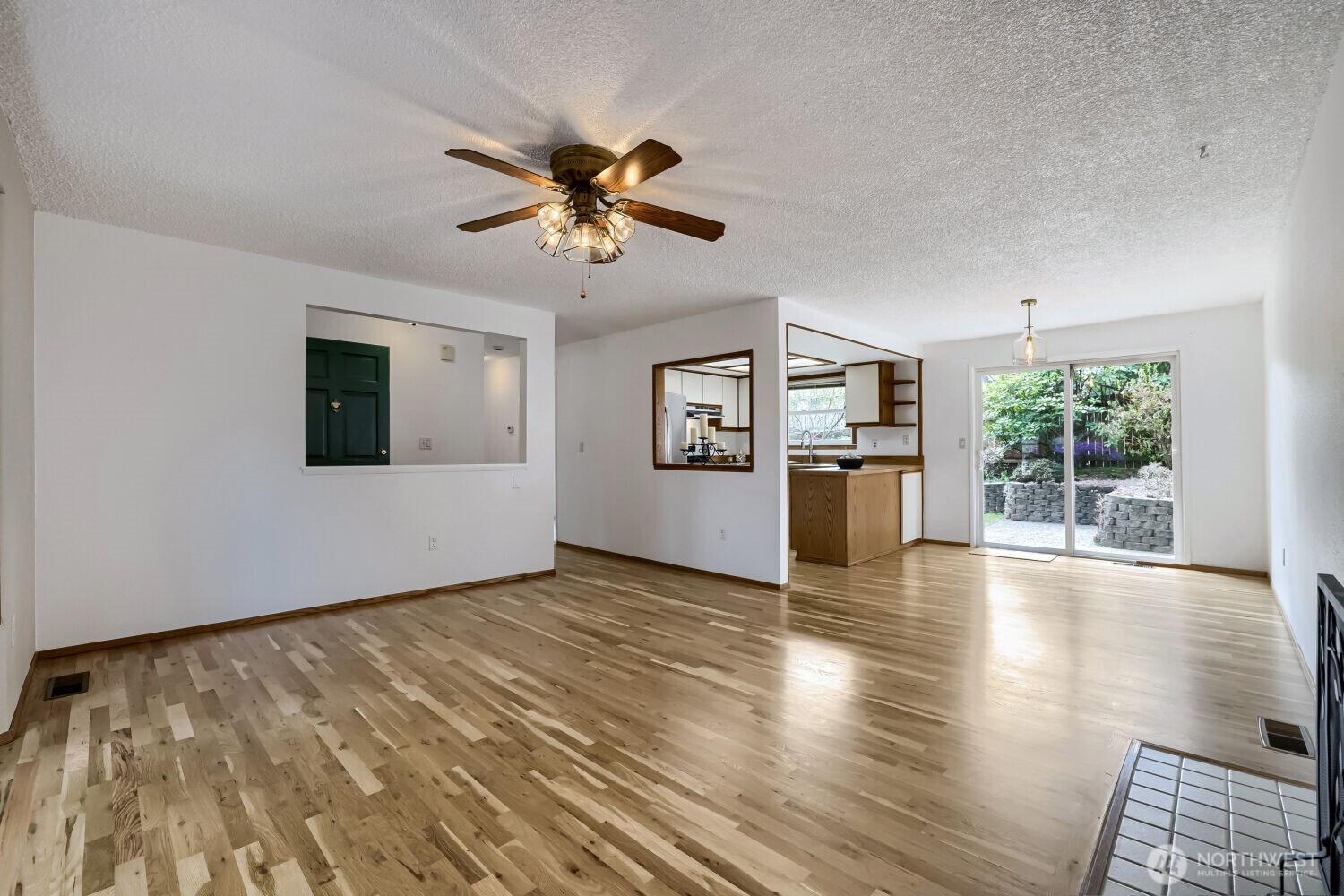 Everett, Washington, 98208, United States, 3 Bedrooms Bedrooms, ,1 BathroomBathrooms,Residential,For Sale,2036475
